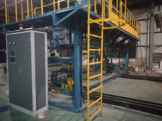 Máquina de moldeado por rotación con transbordador de acumuladores