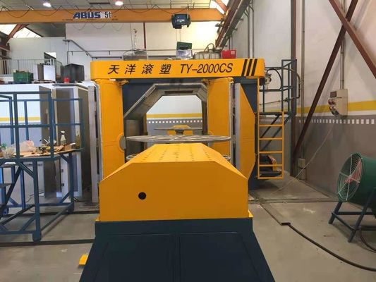 Máquina de moldeado por rotación de transbordadores Máquina de moldeado de plástico hueco Máquina de moldeado por rotación automática con control de velocidad variable