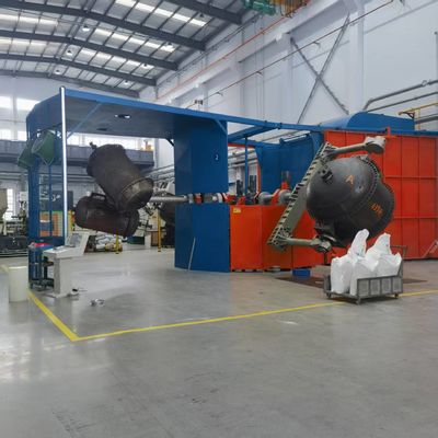 Producir eficientemente grandes tanques de almacenamiento y más con equipos de moldeo rotativo de carrusel de tres brazos