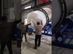 Una máquina de moldeo rotacional para producir tanques de agua.
